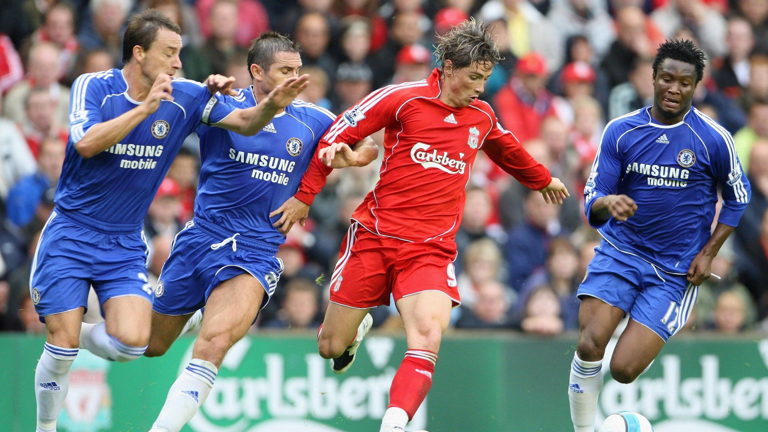 “高新体育中心健力赛：冠军之争白热化，选手拼尽全力”